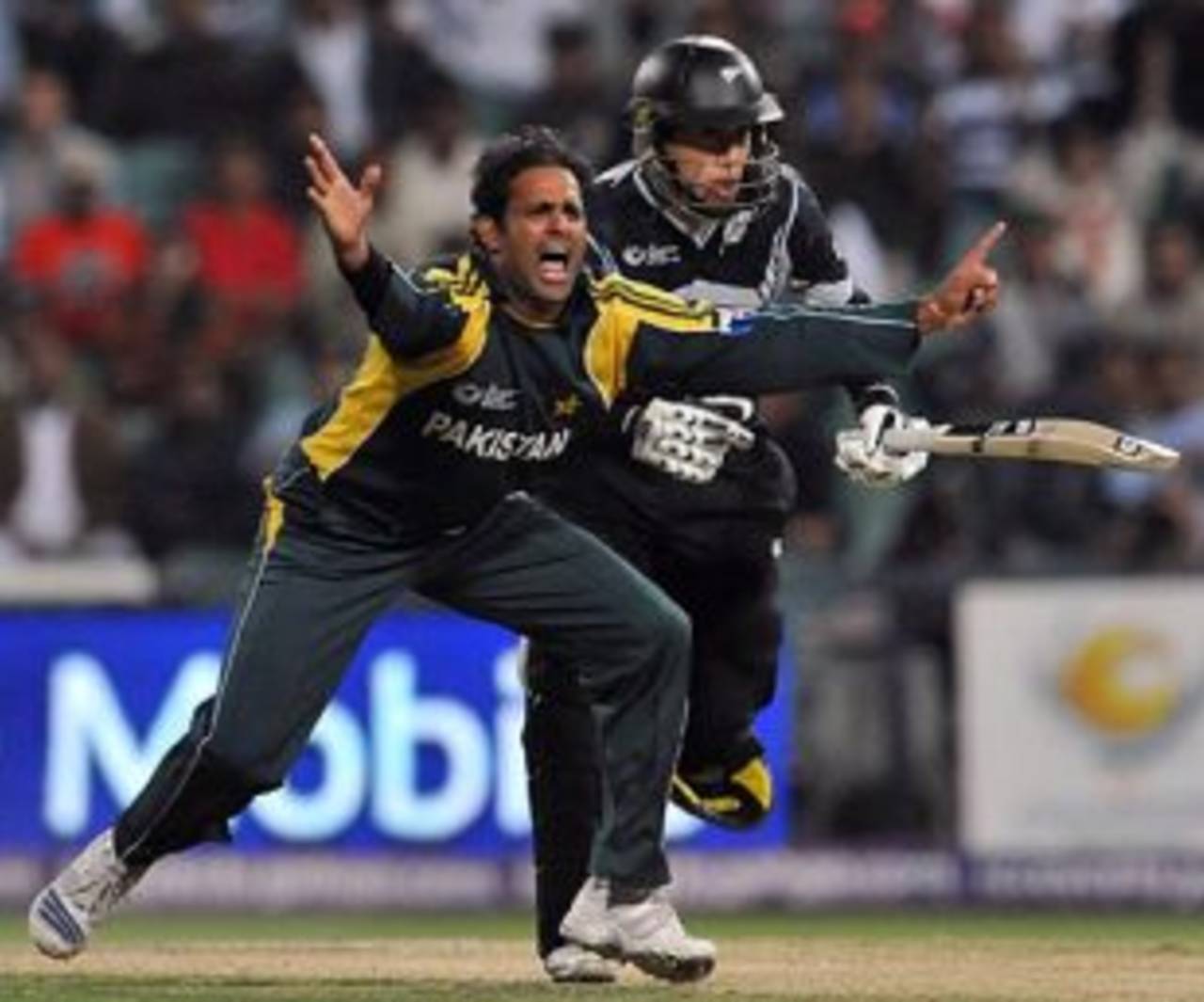 Rana Naved-ul-Hasan appeals hard for an lbw, New Zealand v Pakistan, ICC Champions Trophy, 2nd semi-final, Johannesburg, October 3, 2009