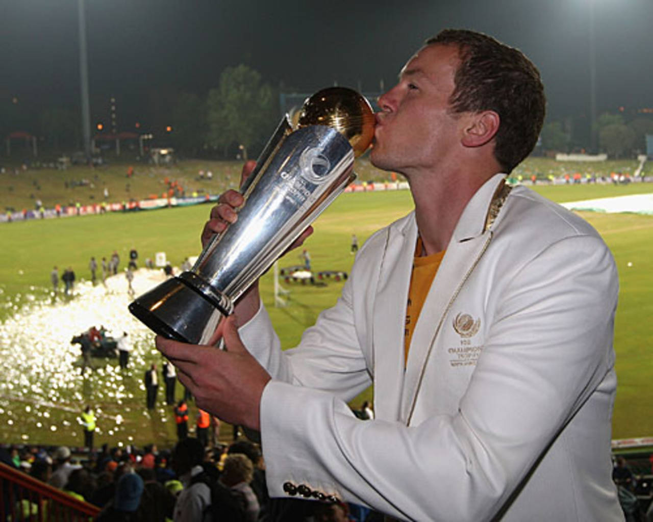 Peter Siddle kisses the Champions Trophy, Australia v New Zealand, ICC Champions Trophy final, Centurion, October 5, 2009