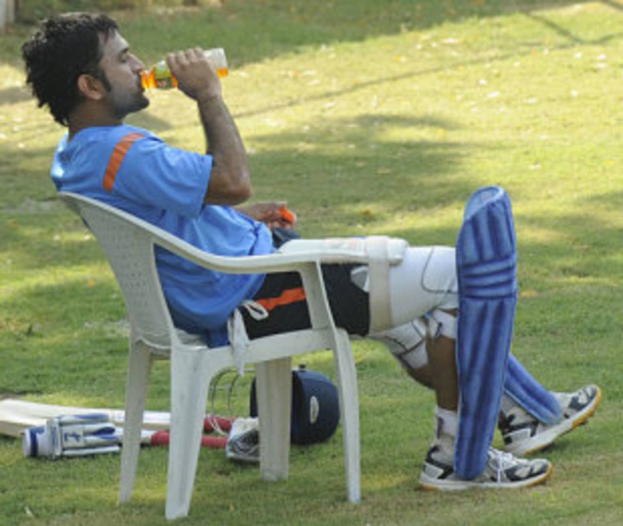 MS Dhoni takes a breather during the nets session, Vadodara, October 24, 2009