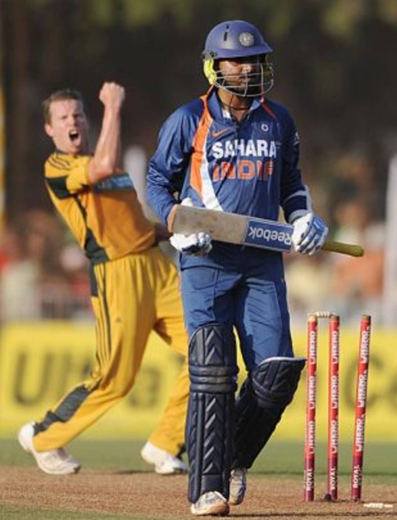 Peter Siddle's tight last over included the wicket of Harbhajan Singh ,India v Australia, 1st ODI, Vadodara, October 25, 2009