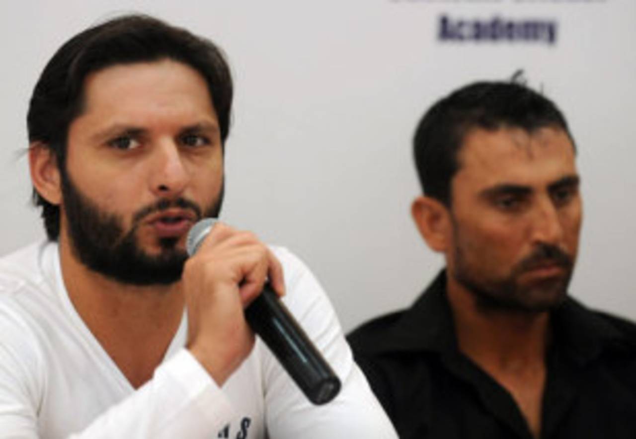 Shahid Afridi and Younis Khan field questions from the press, Karachi, October 26, 2009