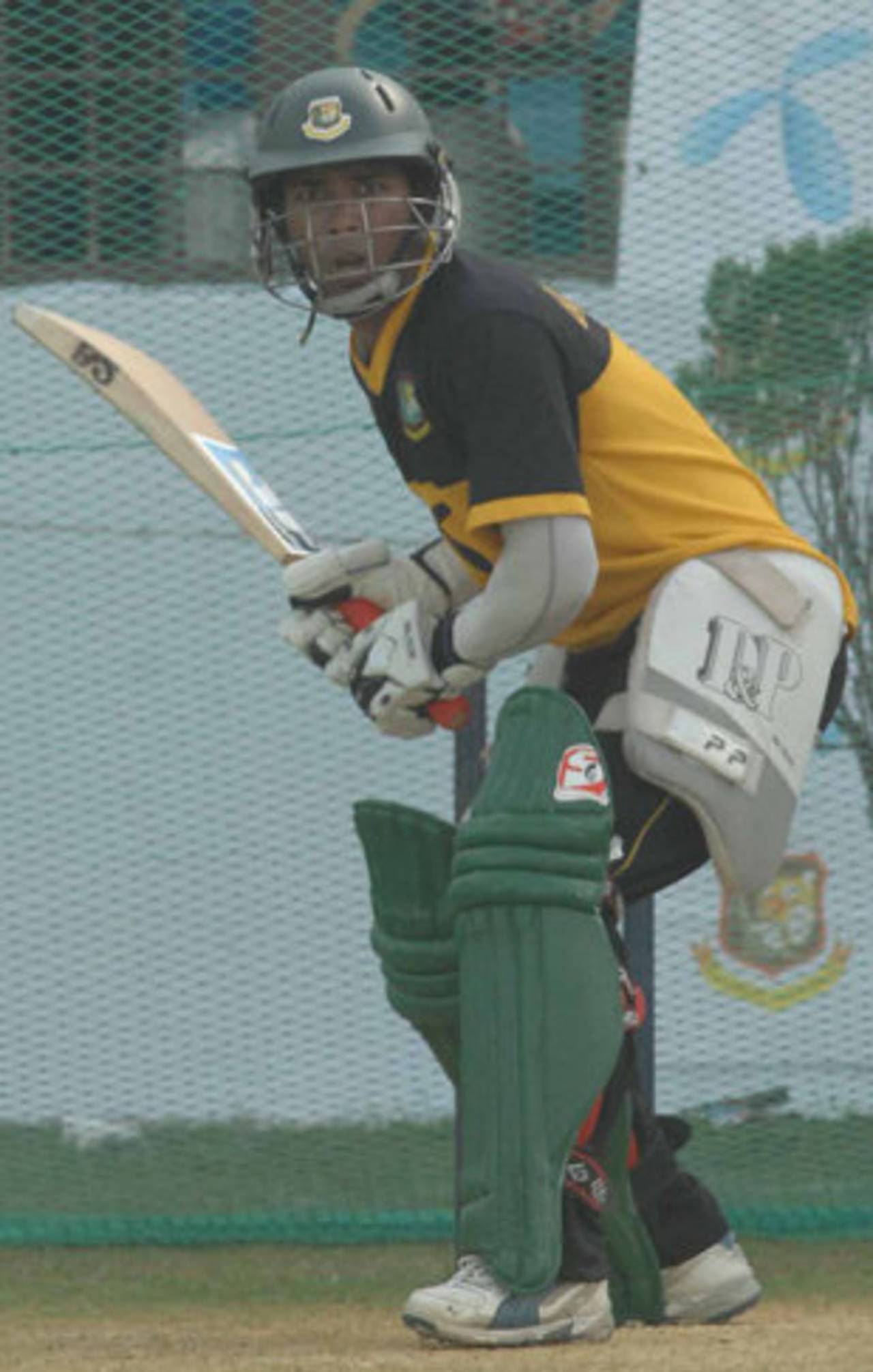 Raqibul Hasan concentrates hard during batting practice, Chittagong, November 4, 2009