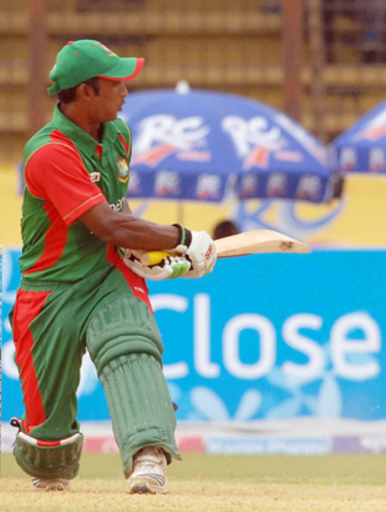 Naeem Islam paddles, Bangladesh v Zimbabwe, 5th ODI, Chittagong, November 5, 2009
