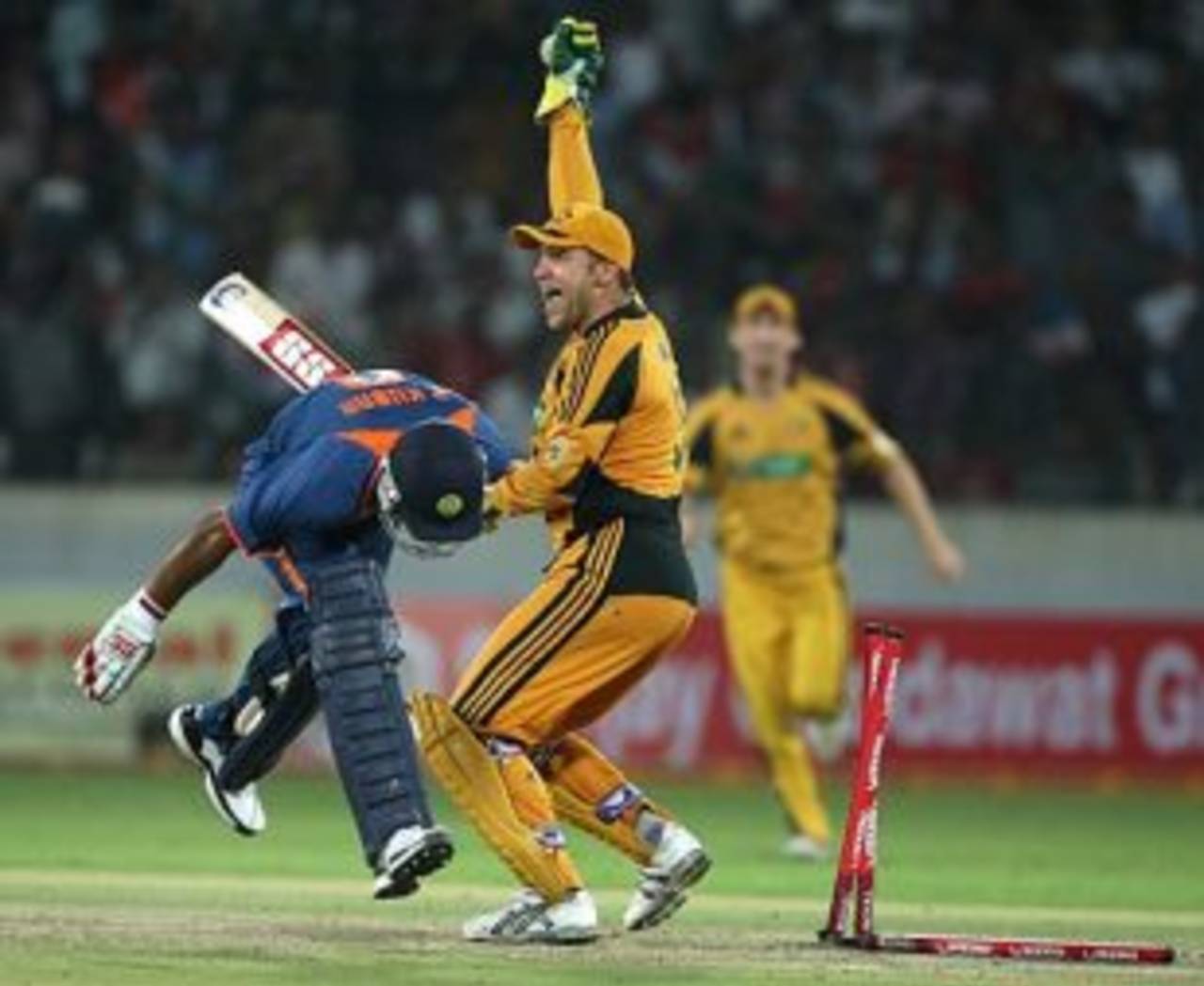 Graham Manou runs out Praveen Kumar, India v Australia, 5th ODI, Hyderabad, November 5, 2009