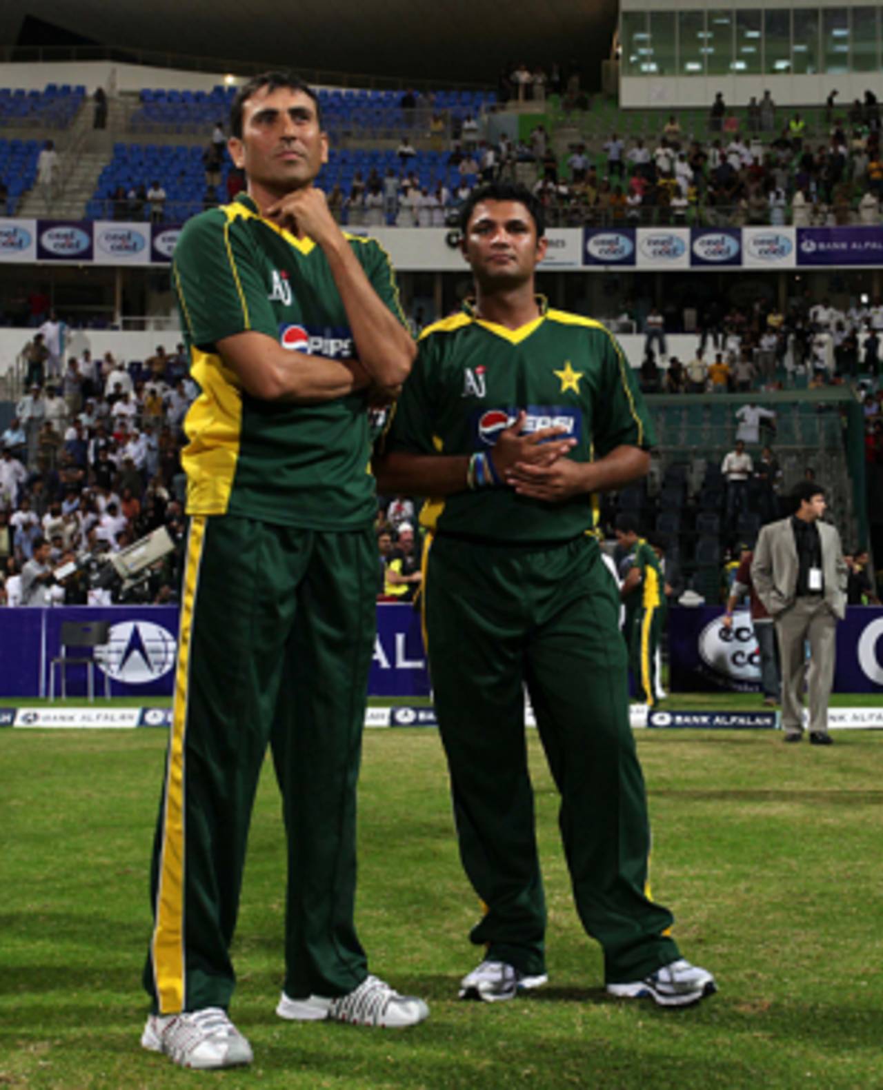 Younis Khan and Imran Farhat are left to reflect, Pakistan v New Zealand, 3rd ODI, Abu Dhabi, November 9, 2009