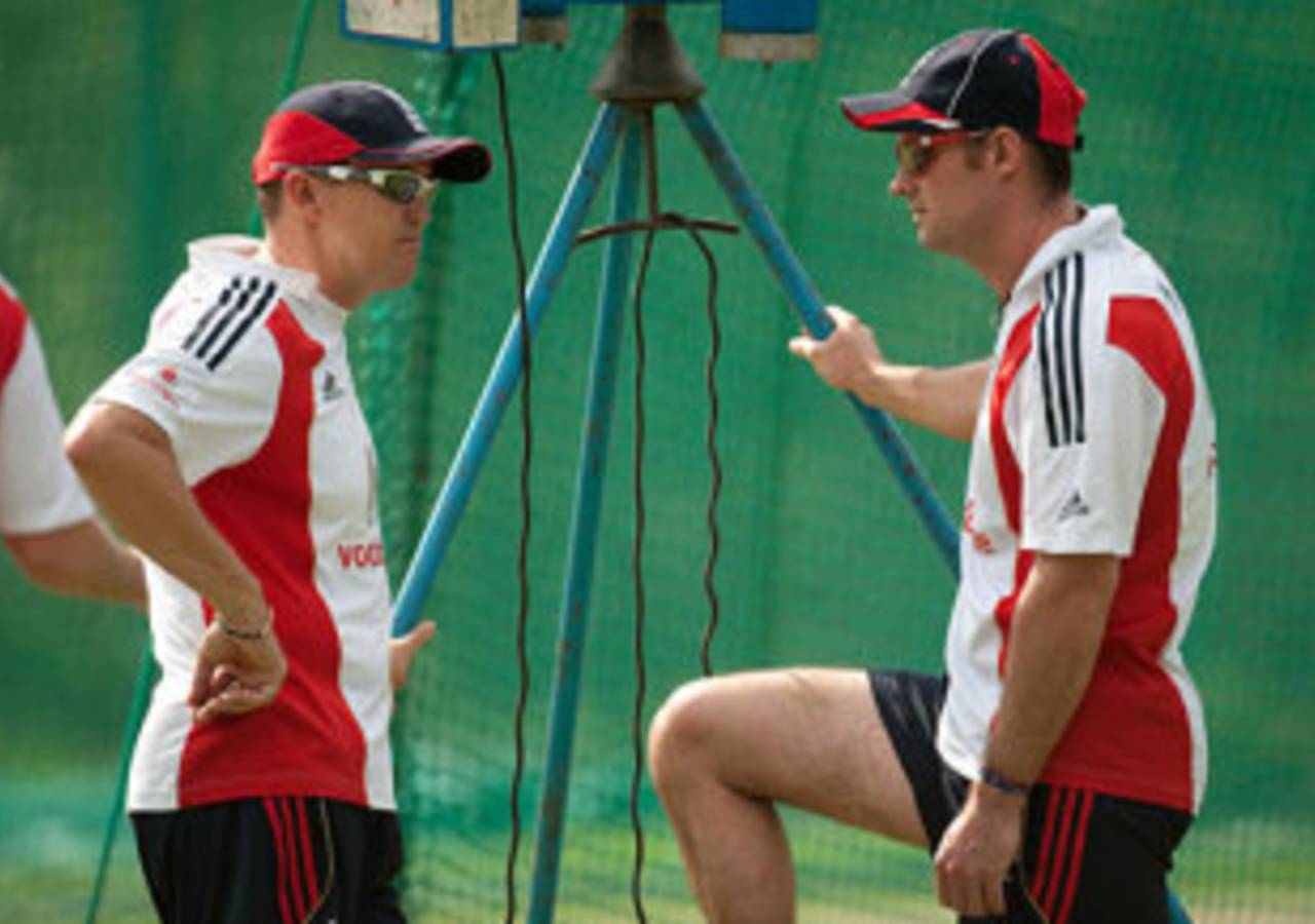 Andrew Strauss talks to Andy Flower at training, November 12, 2009