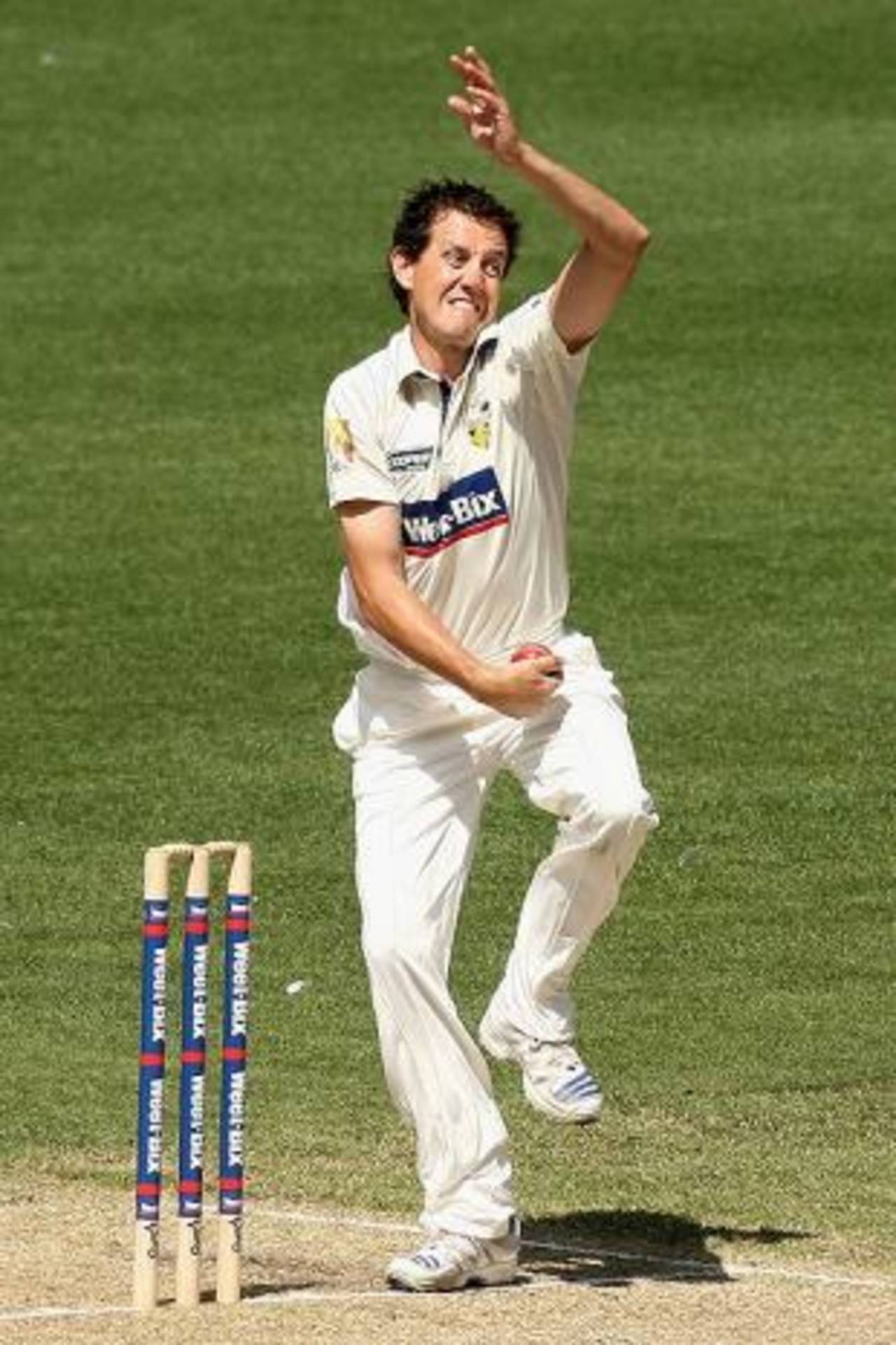 Bryce McGain bowls during his four-wicket haul, Victoria v Western Australia, Sheffield Shield, Melbourne, 2nd day, November 18, 2009
