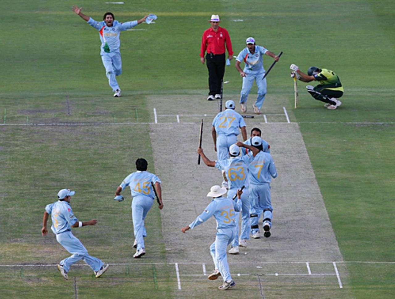 India's cup of joy overflowed after Misbah's frog-legged scoop in Johannesburg in 2007&nbsp;&nbsp;&bull;&nbsp;&nbsp;Getty Images