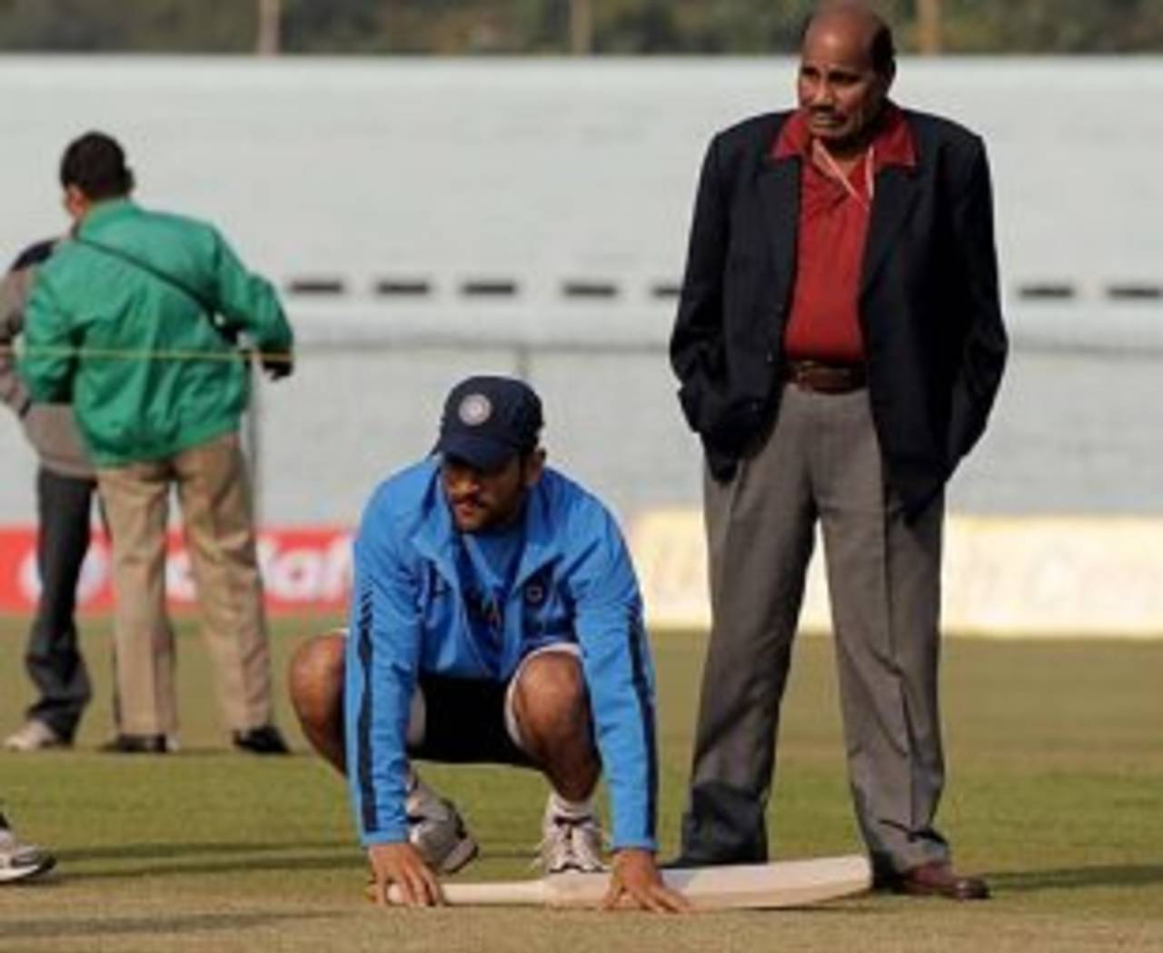 MS Dhoni inspects the Green Park pitch, Kanpur, November 22, 2009