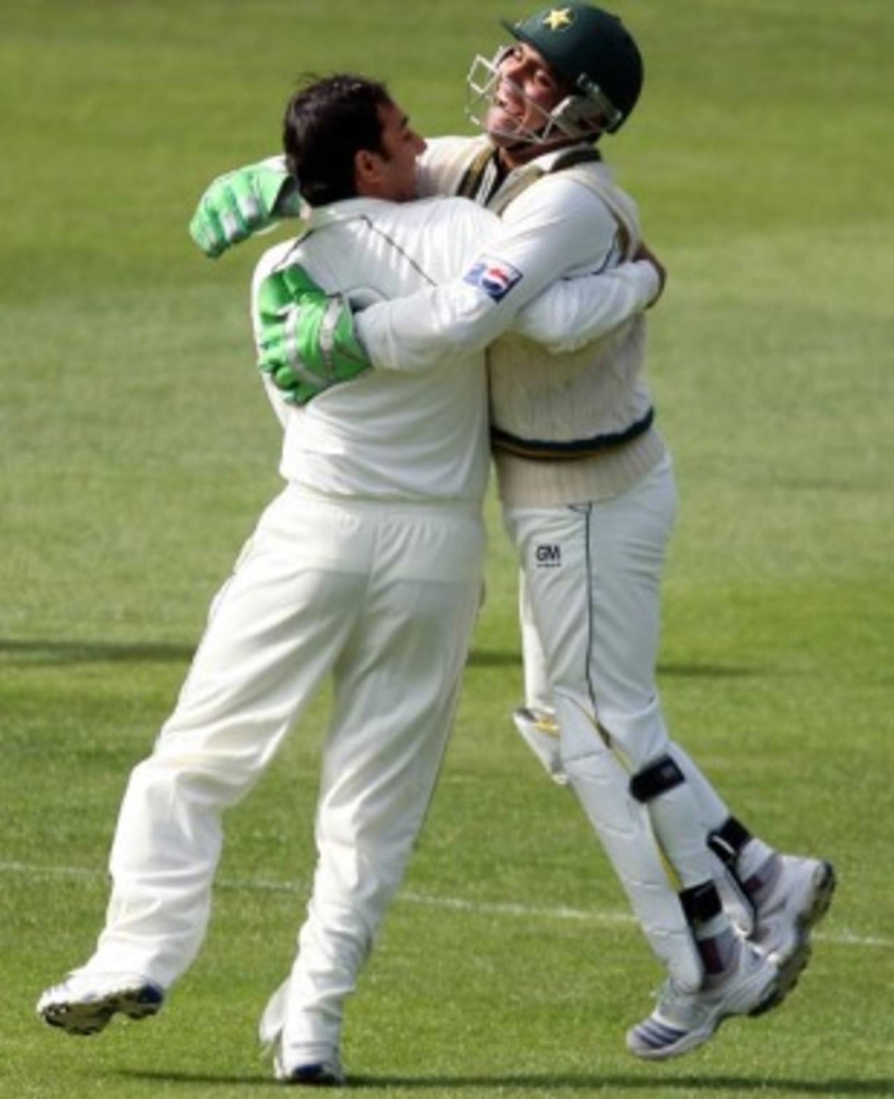 Saeed Ajmal and Kamran Akmal celebrate Ross Taylor's wicket, New Zealand v Pakistan, 1st Test, Dunedin, 1st day, November 24, 2009