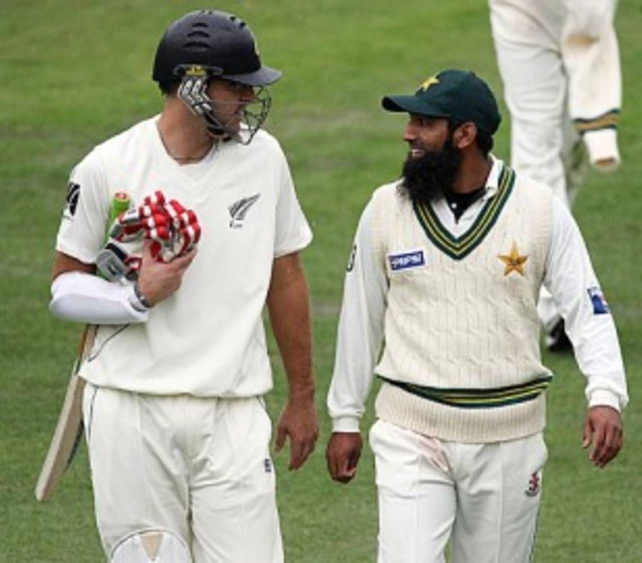 The rival captains have a word before walking off for lunch, New Zealand v Pakistan, 1st Test, Dunedin, 2nd day, November 25, 2009