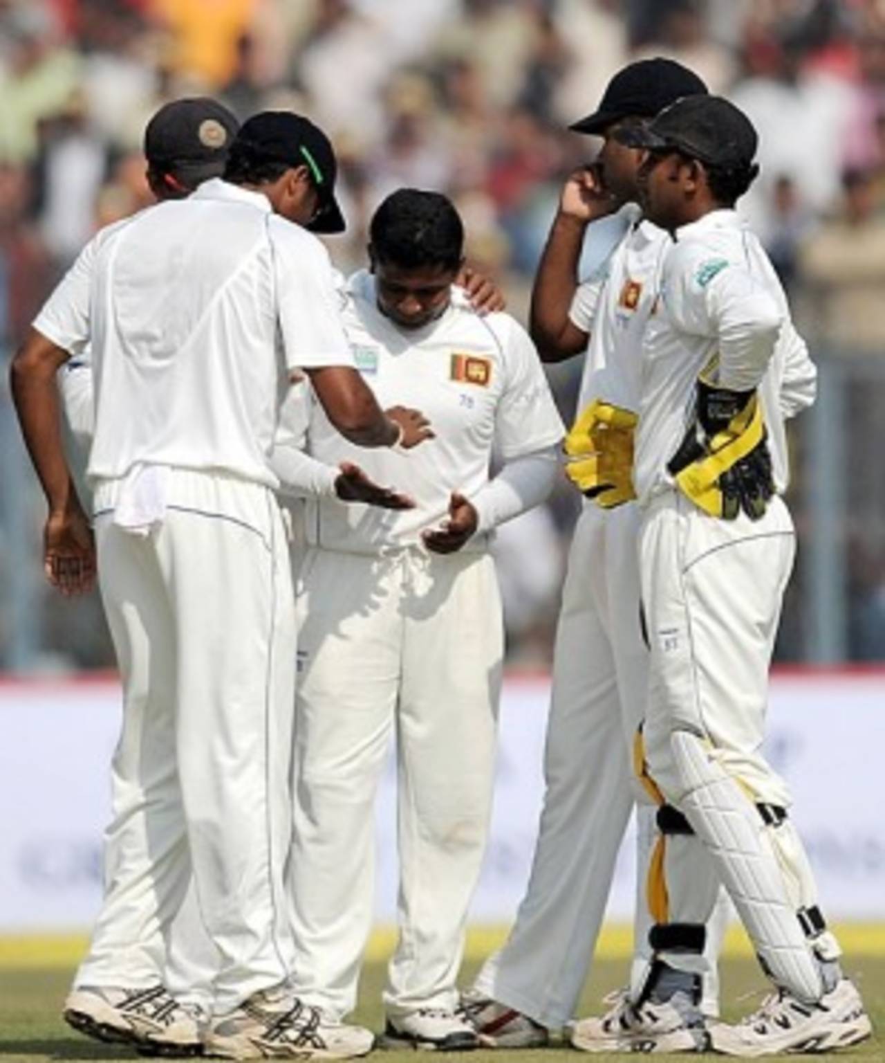 Rangana Herath is congratulated by his team-mates after Rahul Dravid's fortuitous dismissal, India v Sri Lanka, 2nd Test, Kanpur, 2nd day, November 25, 2009