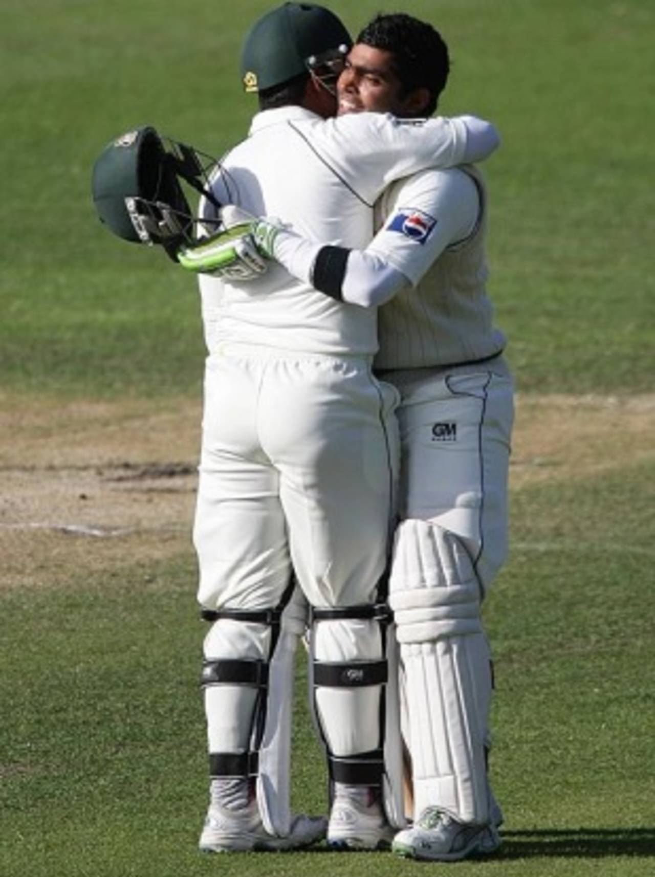 Kamran Akmal congratulates his younger brother Umar, New Zealand v Pakistan, 1st Test, Dunedin, 3rd day, November 26, 2009