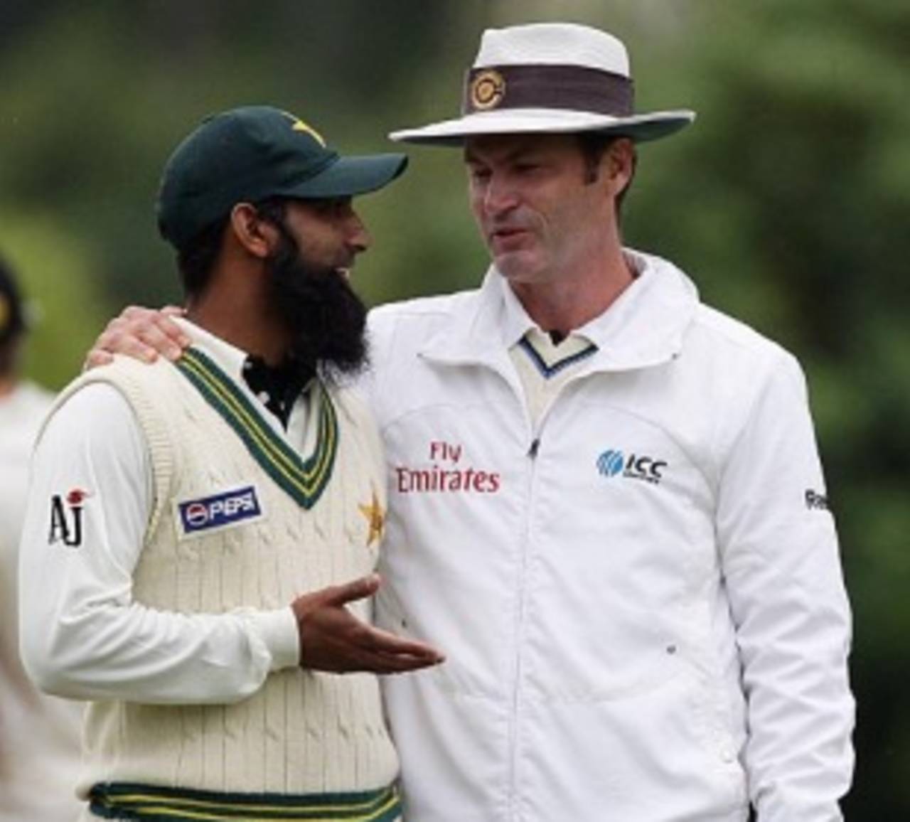 Simon Taufel chats with Mohammad Yousuf after a review, New Zealand v Pakistan, 1st Test, Dunedin, 4th day, November 27, 2009