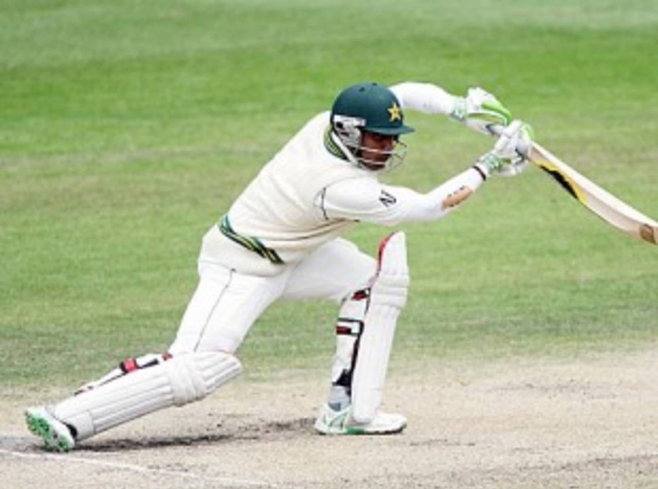 Umar Akmal reaches out for a drive, New Zealand v Pakistan, 1st Test, Dunedin, 5th day, November 28, 2009
