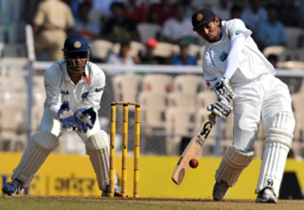 Tillakaratne Dilshan takes on Pragyan Ojha, India v Sri Lanka, 3rd Test, Mumbai, 1st day, December 2, 2009