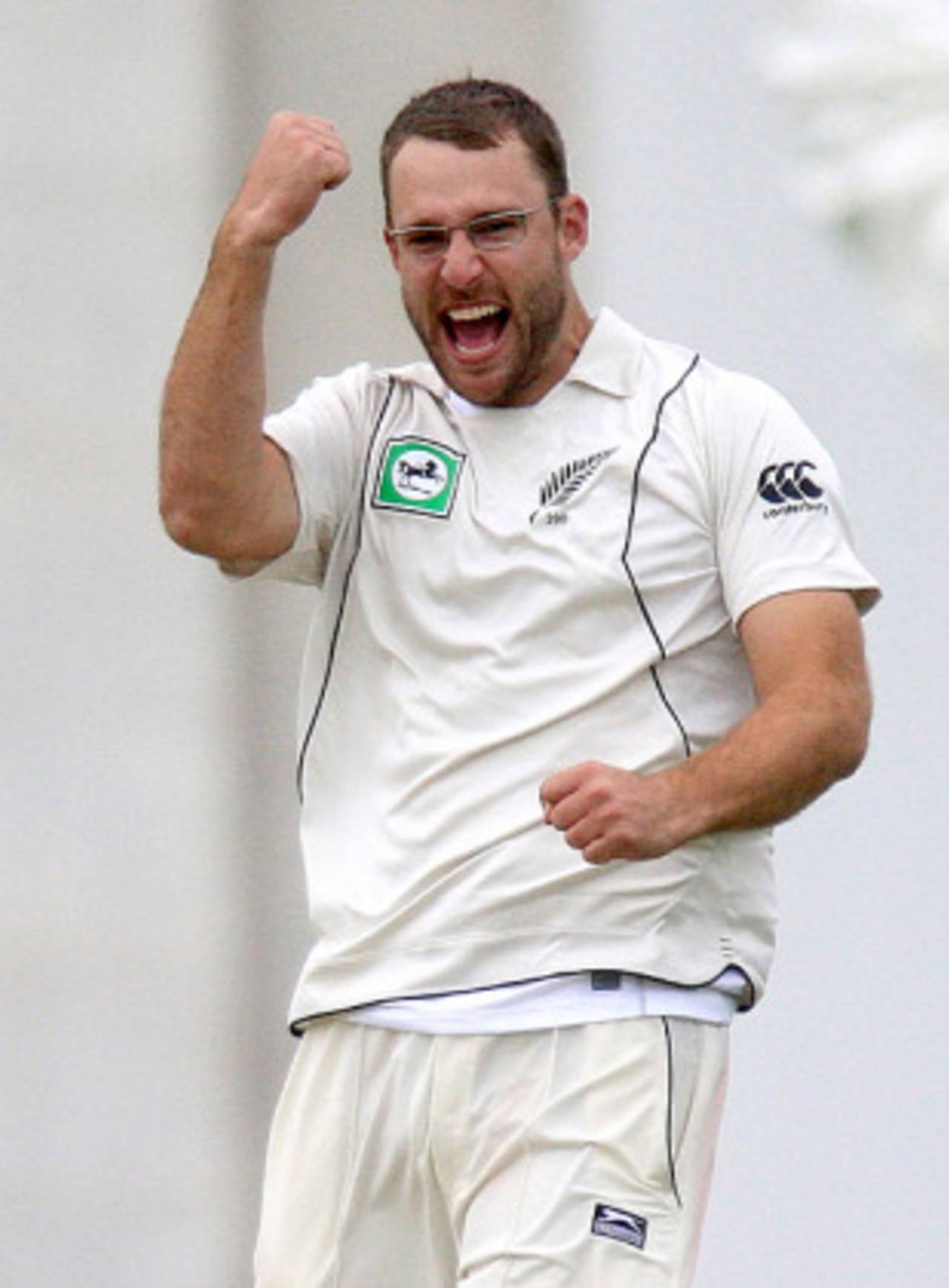 Daniel Vettori celebrates a wicket, New Zealand v Pakistan, 2nd Test, Wellington, 1st day, December 3, 2009