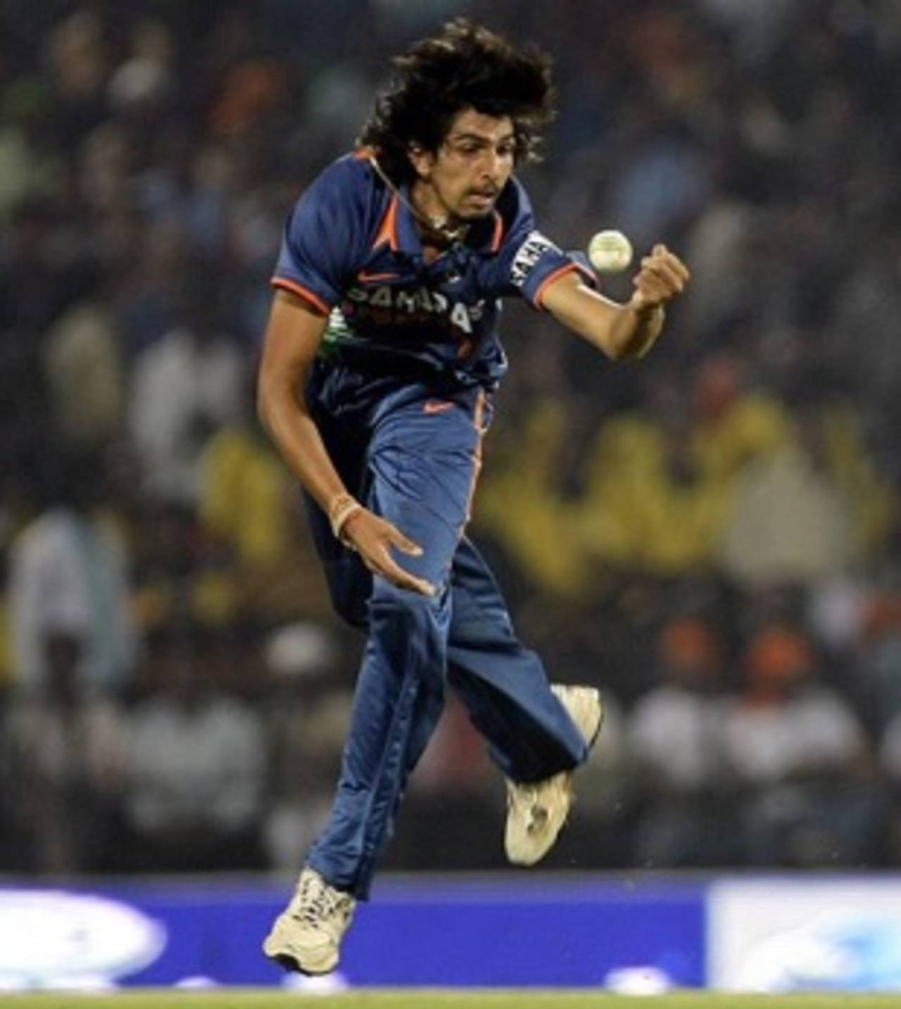 Ishant Sharma fumbles a regulation caught and bowled chance from Tillakaratne Dilshan&nbsp;&nbsp;&bull;&nbsp;&nbsp;Associated Press