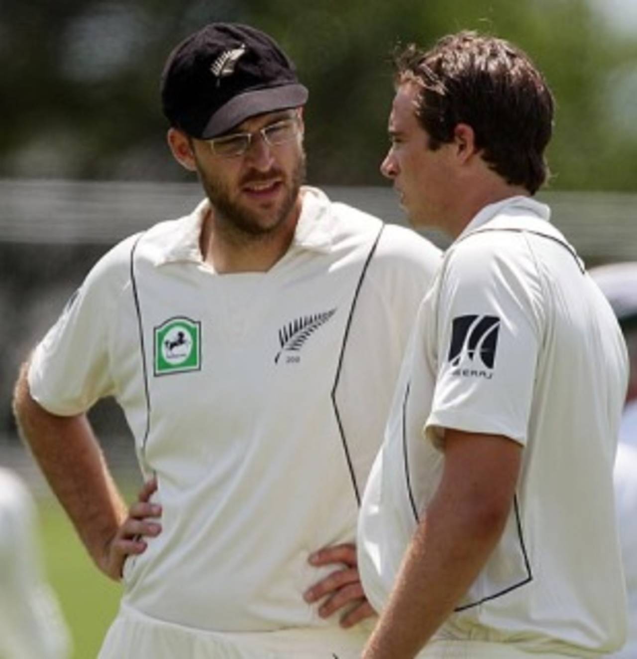Daniel Vettori has a chat with Tim Southee, New Zealand v Pakistan, 3rd Test, Napier, 1st day, December 11, 2009