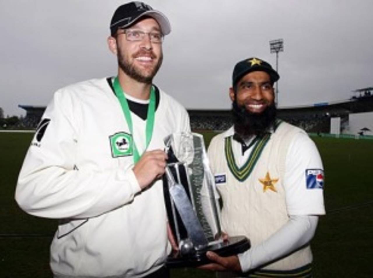 Daniel Vettori and Mohammad Yousuf with the trophy after the series was drawn 1-1, New Zealand v Pakistan, 3rd Test, Napier, 5th day, December 15, 2009