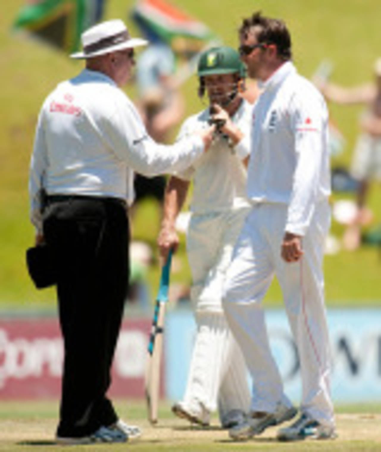 Graeme Swann was frustrated to be thwarted by the UDRS when Morkel was given not out on review, South Africa v England, 1st Test, Centurion, December 17, 2009