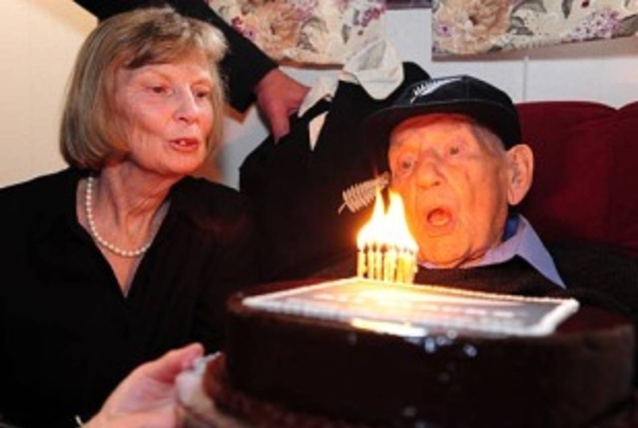 Eric Tindill, the oldest Test cricketer, celebrates his 99th birthday, Wellington, December 18, 2009