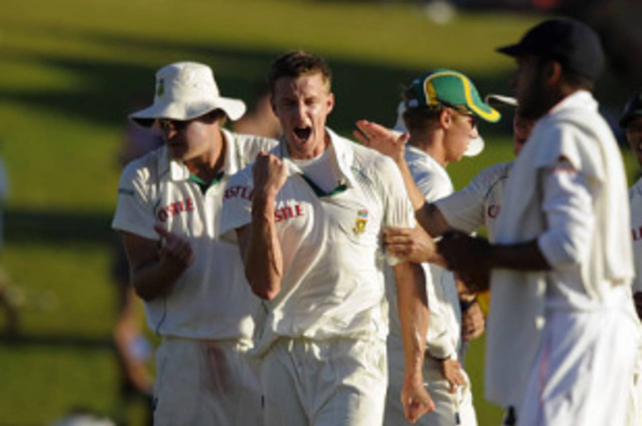 Morne Morkel celebrates removing Graeme Swann to leave England nine down, South Africa v England, 1st Test, Centurion, 5th day, December 20, 2009