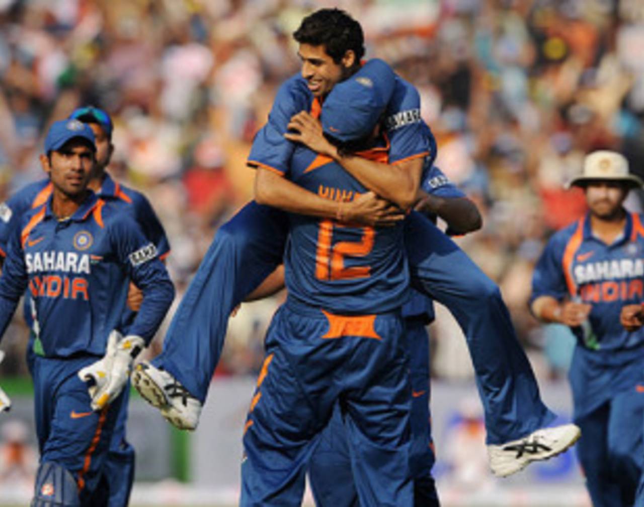 Ashish Nehra celebrates the dismissal of Tillakaratne Dilshan, India v Sri Lanka, 3rd ODI, Cuttack, December 21, 2009