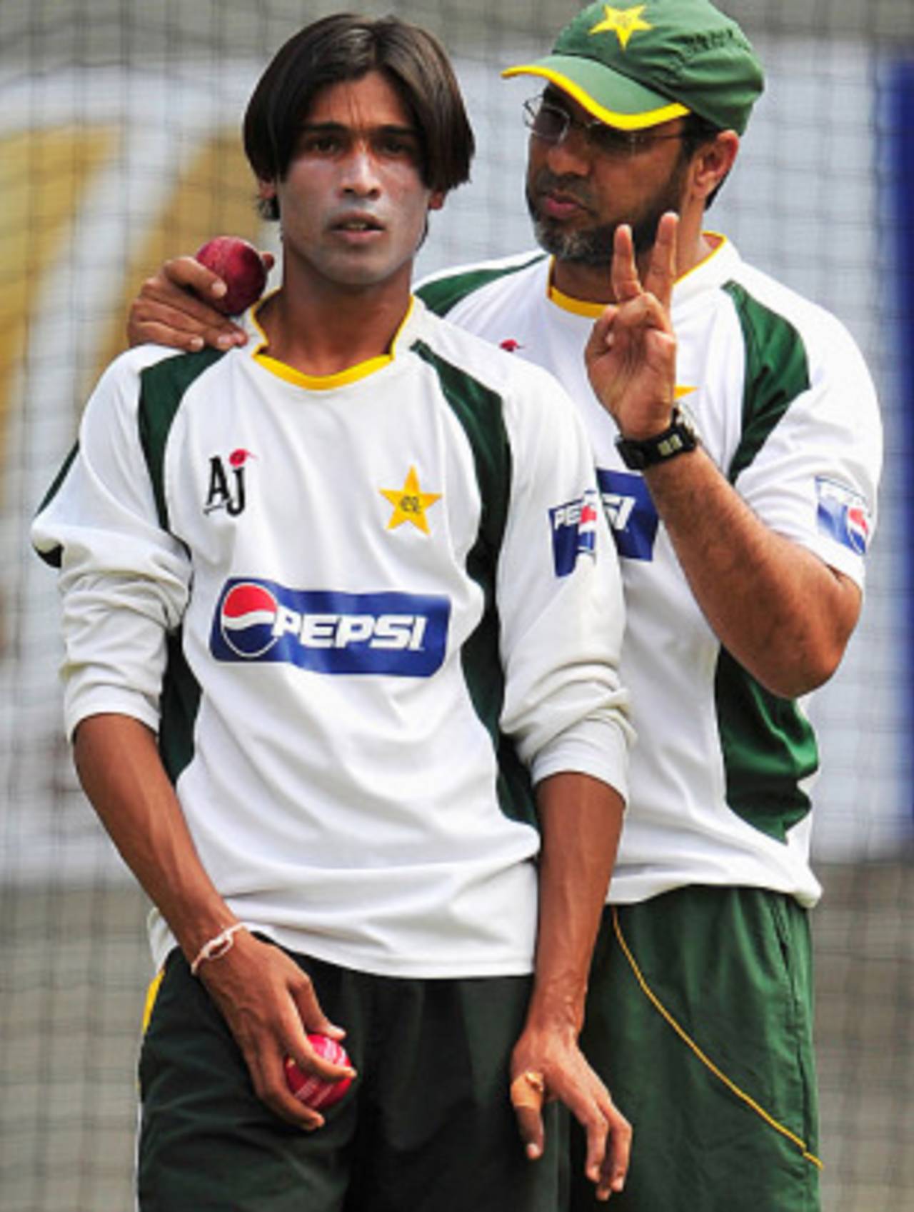 Mohammad Aamer gets advice from bowling coach Waqar Younis, Melbourne, December 23, 2009