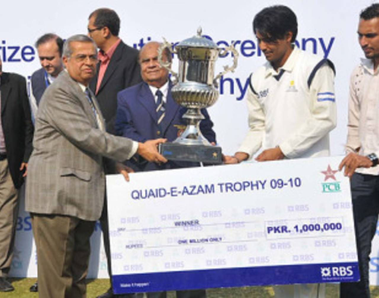 Karachi Blues captain Mohammad Sami with the Quaid-e-Azam Trophy and winner's cheque, Karachi Blues v Habib Bank Limited, Quaid-e-Azam Trophy final, 3rd day, Karachi, December 23, 2009