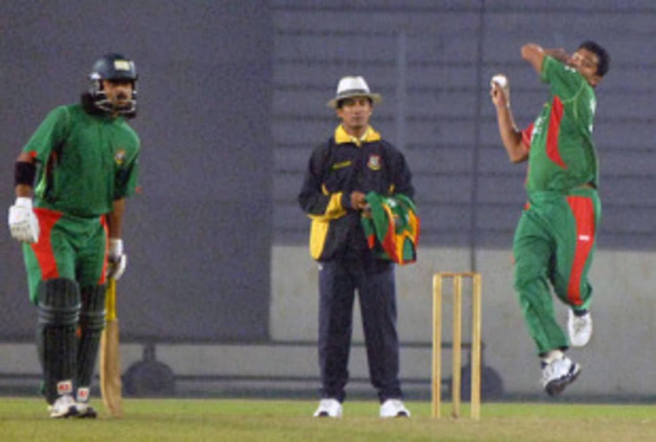 Mashrafe Mortaza bowls in his first competitive game since recovering from injury, Mirpur, December 26, 2009