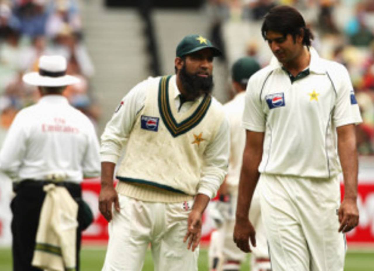 Mohammad Yousuf chats with Abdur Rauf on the second morning, Australia v Pakistan, 1st Test, Melbourne, December 27, 2009