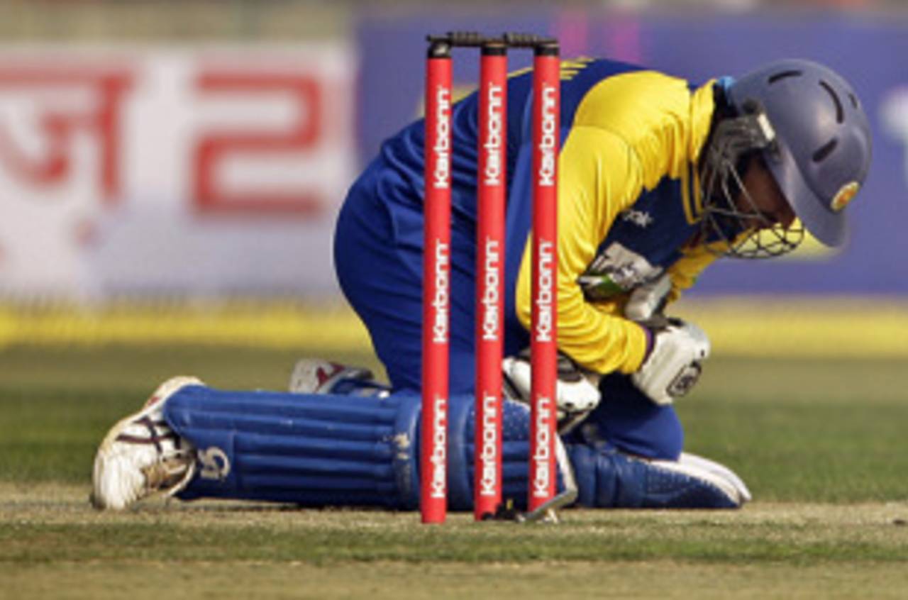 Tillakaratne Dilshan slumps to the ground after being struck, India v Sri Lanka, 5th ODI, December 27, 2009