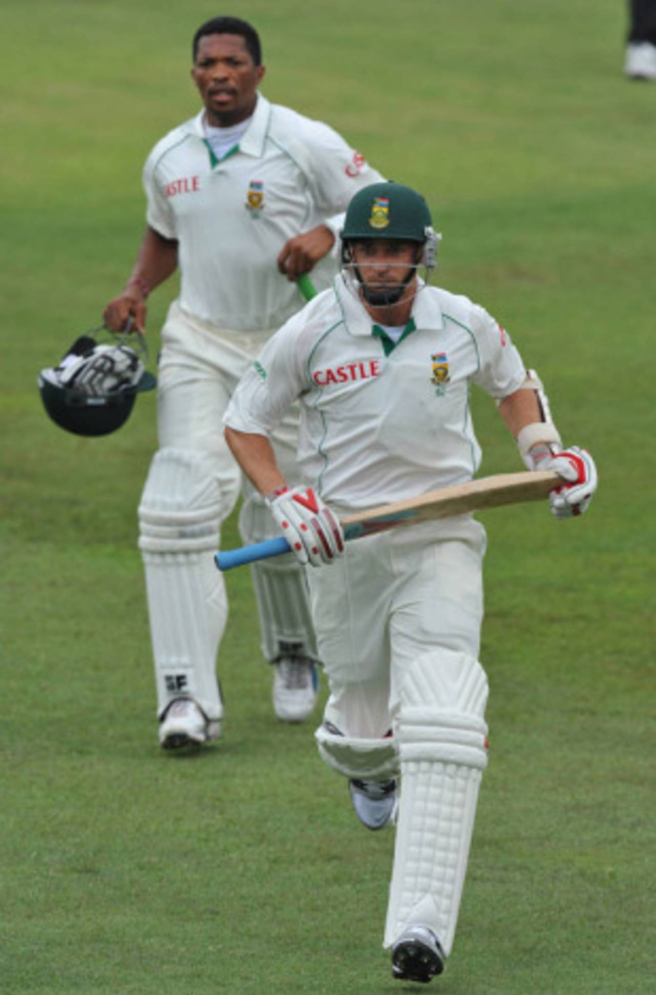 Dale Steyn and Makhaya Ntini rush to don their bowling boots, after adding 58 for South Africa's tenth wicket, South Africa v England, 2nd Test, Durban, December 27, 2009