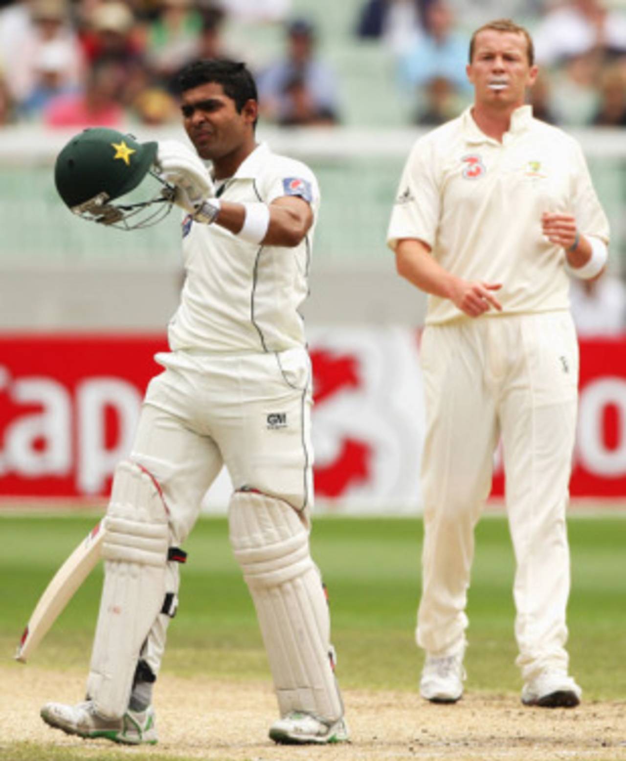 Umar Akmal gave Peter Siddle a fitting reply after the blow to the helmet&nbsp;&nbsp;&bull;&nbsp;&nbsp;Getty Images