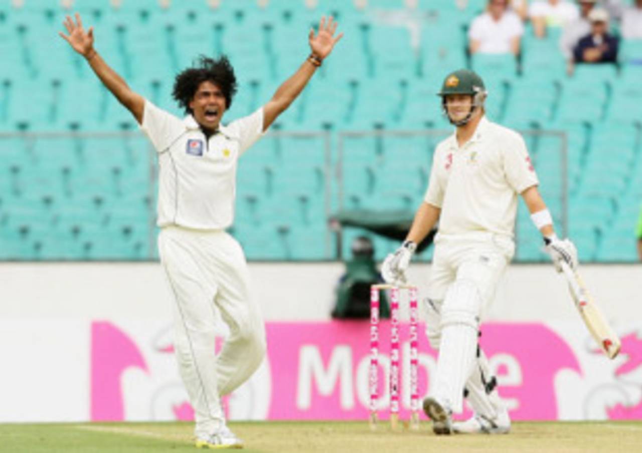 Mohammad Sami appeals unsuccessfully for a hat-trick, Australia v Pakistan, 2nd Test, Sydney, 1st day, January 3, 2010