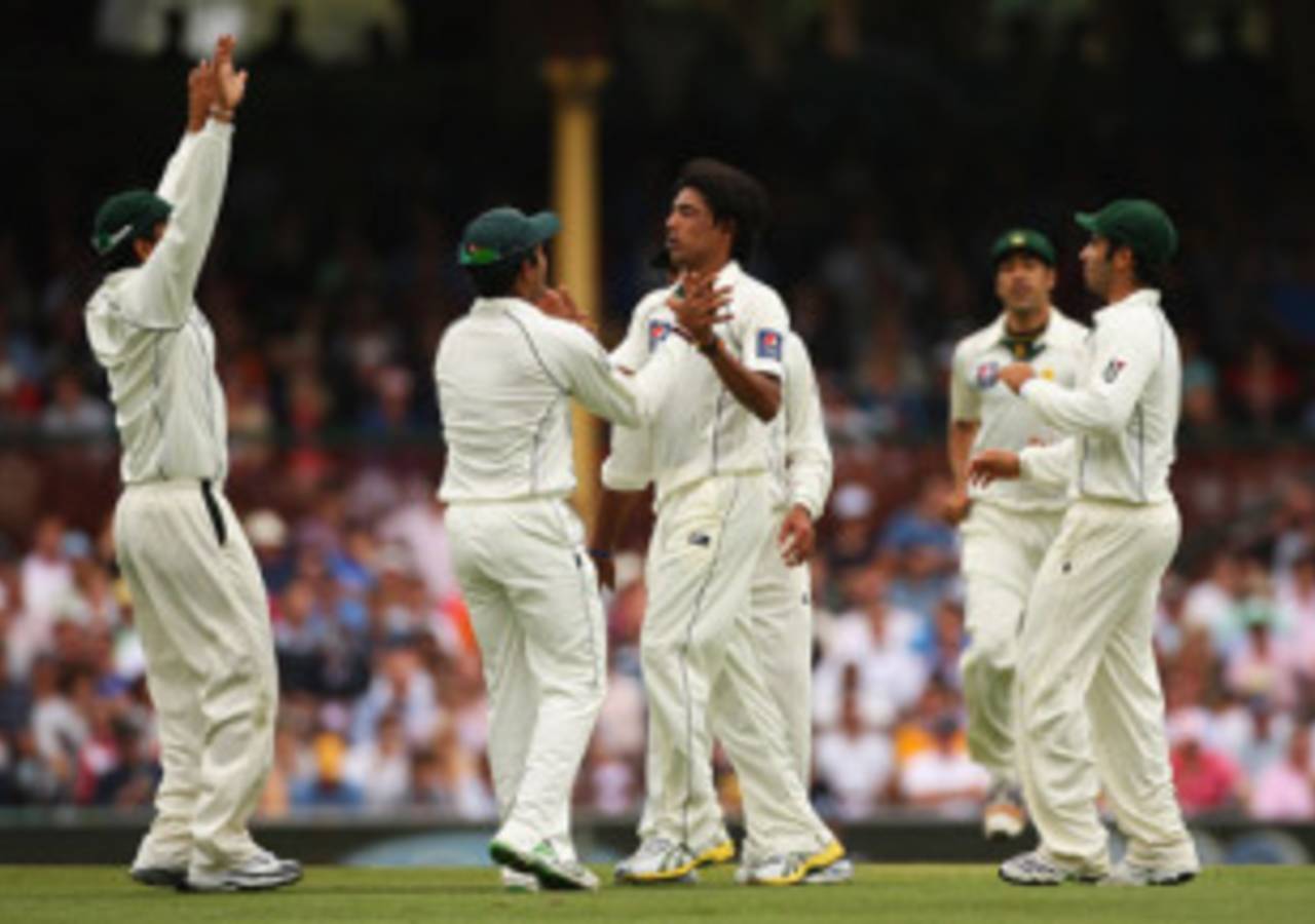 Mohammad Sami is congratulated on one of his wickets, Australia v Pakistan, 2nd Test, Sydney, 1st day, January 3, 2010