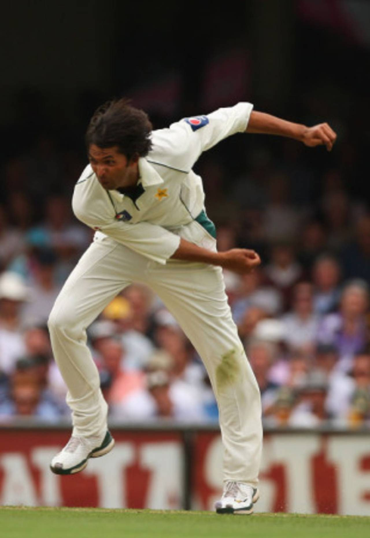 Mohammad Asif sends down a delivery, Australia v Pakistan, 2nd Test, Sydney, 1st day, January 3, 2010