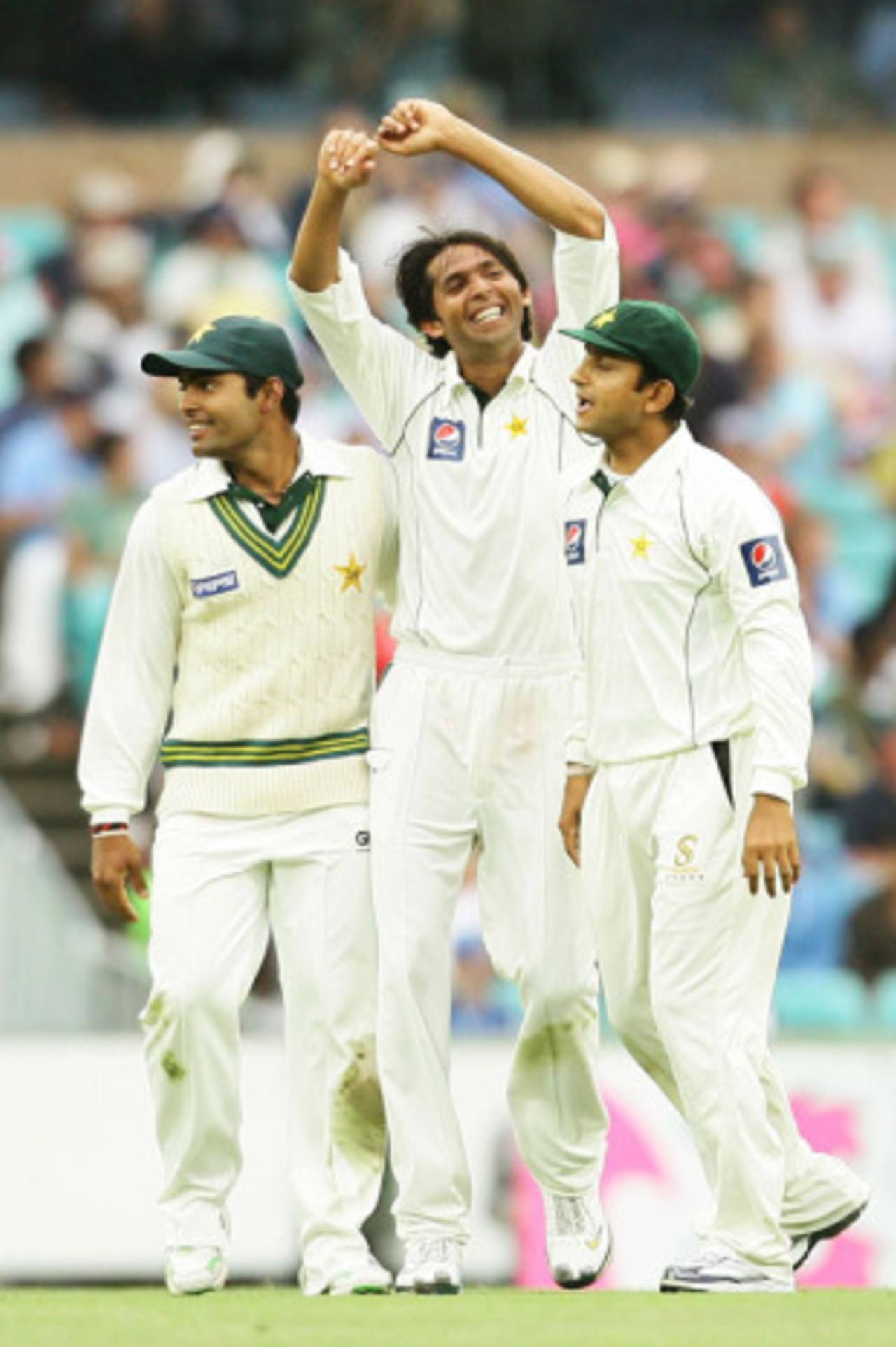 Mohammad Asif is congratulated on one of his six wickets, Australia v Pakistan, 2nd Test, Sydney, 1st day, January 3, 2010