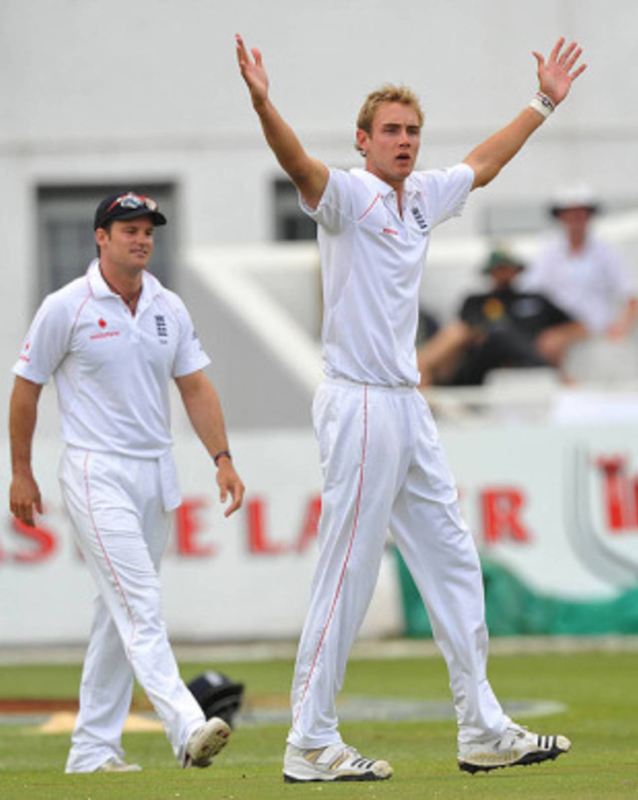 Stuart Broad is not impressed as an appeal for caught-behind against Hashim Amla is turned down, South Africa v England, 3rd Test, Cape Town, January 3, 2010