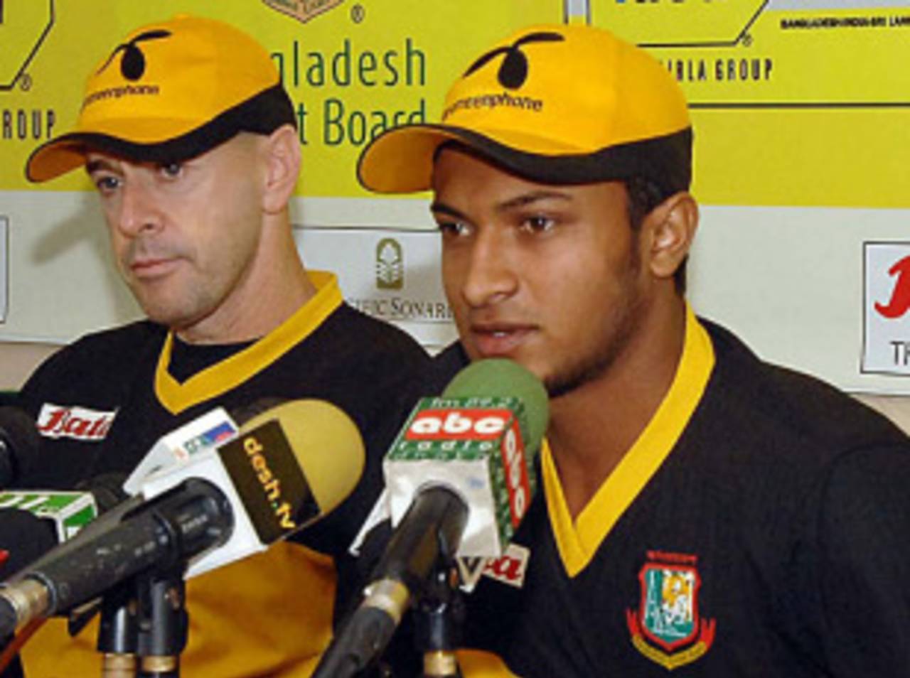Jamie Siddons and Shakib Al Hasan address the media, Mirpur, January 3, 2010