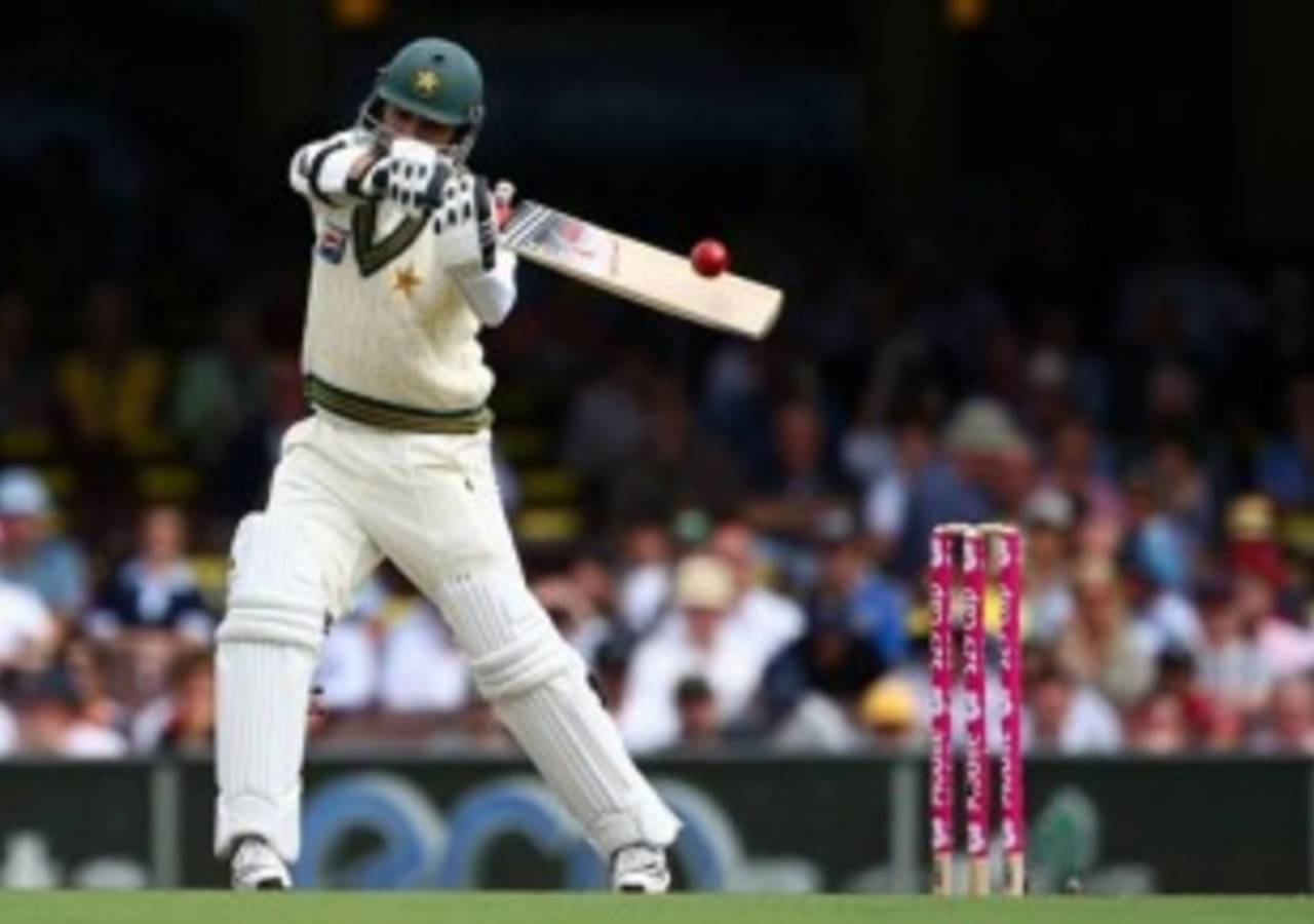 Salman Butt cuts on the rise, Australia v Pakistan, 2nd Test, Sydney, 2nd day, January 4, 2010