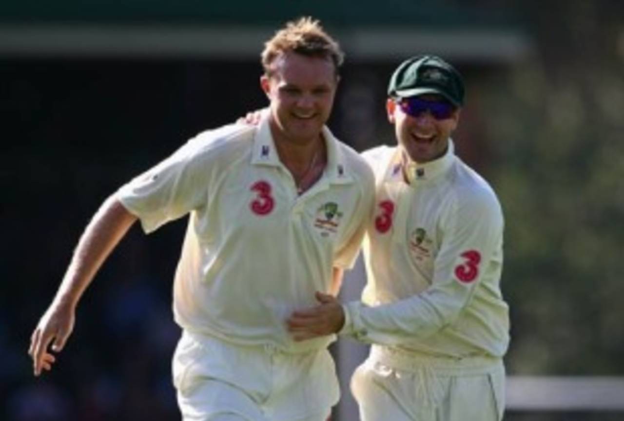 Doug Bollinger is congratulated by Michael Clarke, Australia v Pakistan, 2nd Test, Sydney, 2nd day, January 4, 2010
