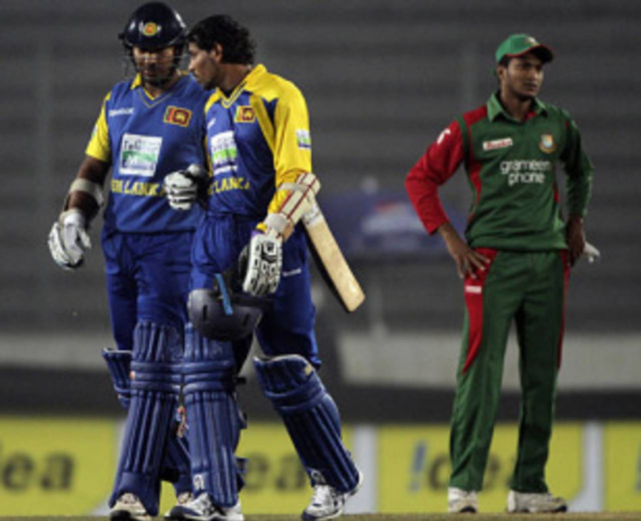 Kumar Sangakkara and Tillakaratne Dilshan bring up their century stand as Shakib Al Hasan looks forlorn, Bangladesh v Sri Lanka, tri-nation tournament, 1st match, Mirpur, January 4, 2010