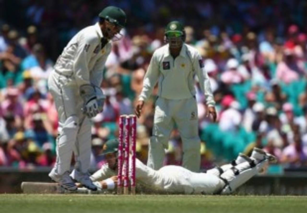 Kamran Akmal misses a chance to run out Shane Watson, Australia v Pakistan, 2nd Test, Sydney, 3rd day, January 5, 2010