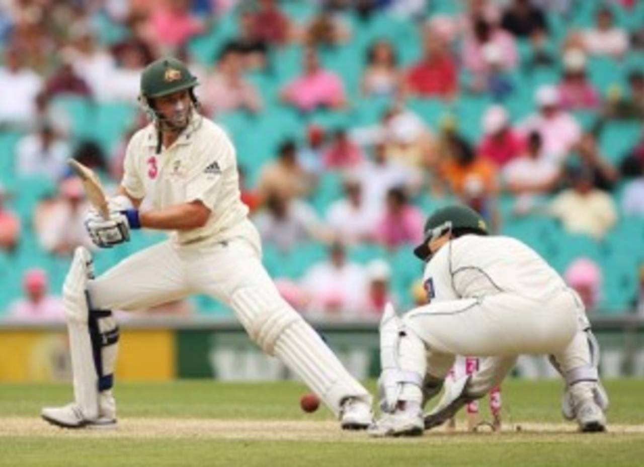 Michael Hussey is dropped by Kamran Akmal, Australia v Pakistan, 2nd Test, Sydney, 3rd day, January 5, 2010
