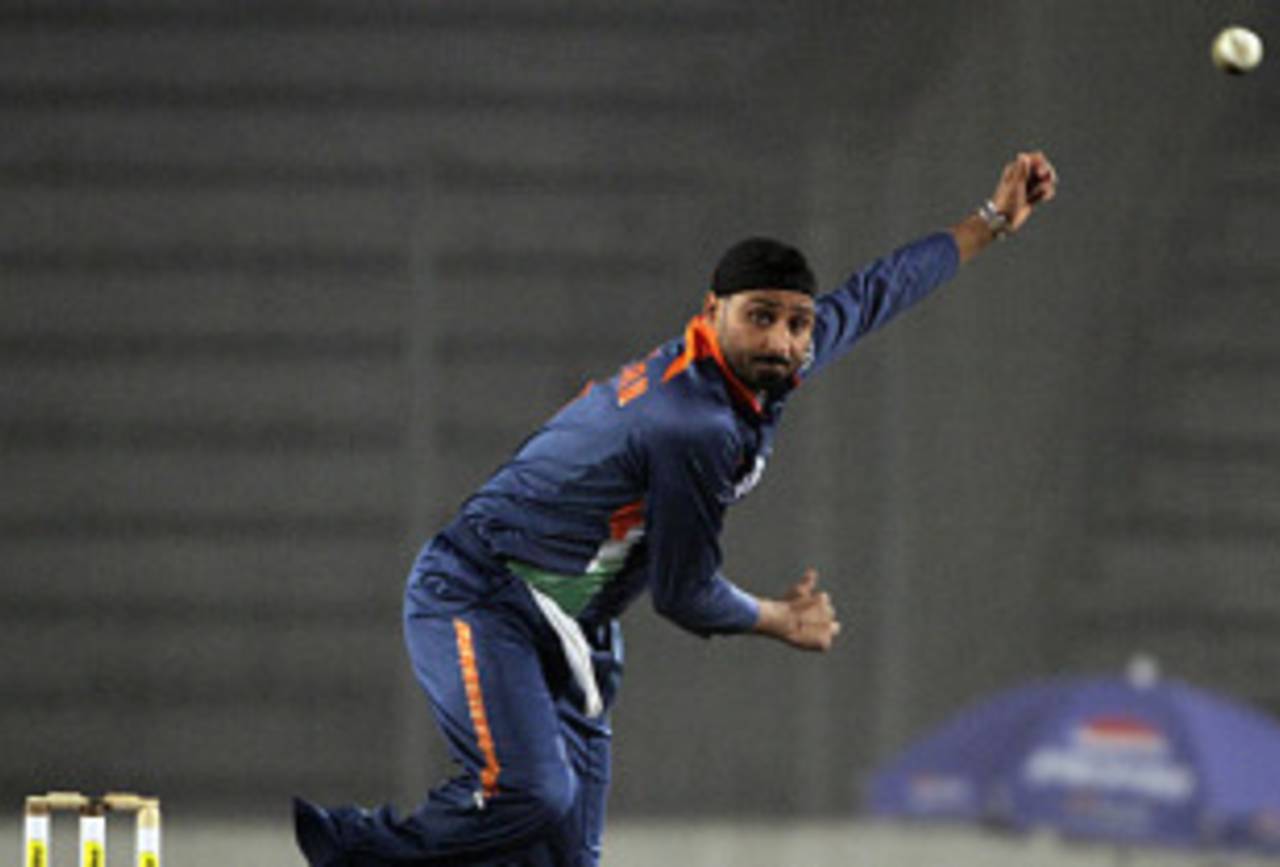 India's bowlers had a tough time gripping the ball&nbsp;&nbsp;&bull;&nbsp;&nbsp;Associated Press