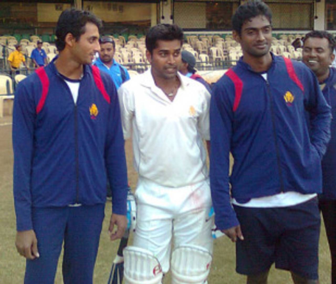 Vinay Kumar [centre] injured his knee, making way for Abhimanyu Mithun [right]&nbsp;&nbsp;&bull;&nbsp;&nbsp;ESPNcricinfo Ltd