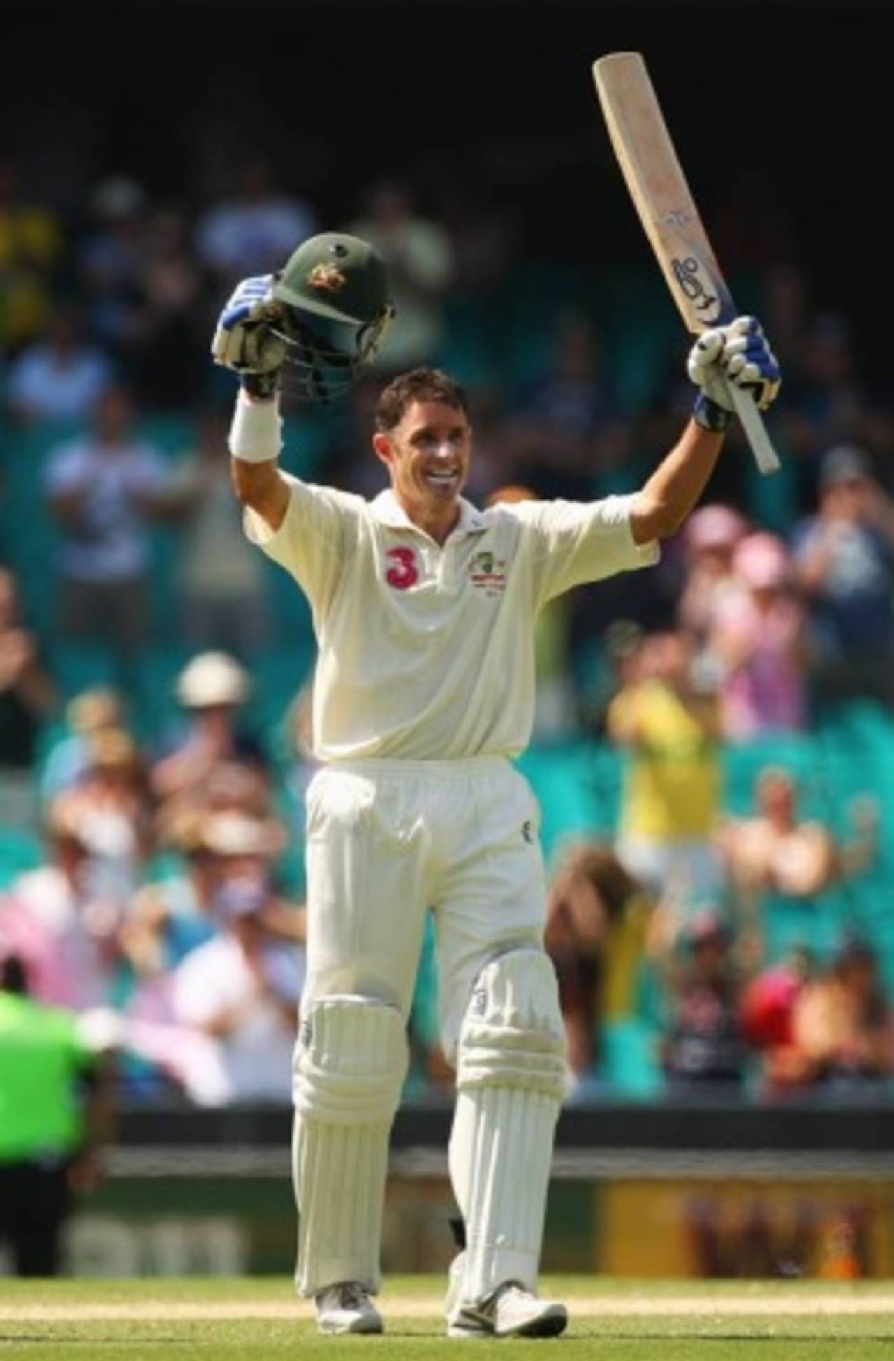Michael Hussey acknowledges the applause for his century, Australia v Pakistan, 2nd Test, Sydney, 4th day, January 6, 2010