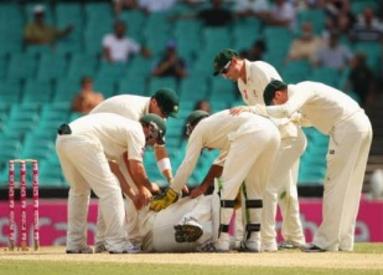 Nathan Hauritz was in pain after catching Mohammad Yousuf&nbsp;&nbsp;&bull;&nbsp;&nbsp;Getty Images